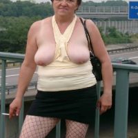 Sexy Oma gibt gratis Handjob im Freien